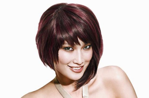 Các kiểu cắt tóc dành cho tóc trung bình. Hình ảnh cắt tóc thời trang của phụ nữ, nhìn từ trước, sau trên mái tóc thẳng, xoăn