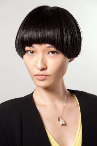 Naka-istilong asymmetrical haircuts para sa maikling buhok. Mga bagong item 2020, larawan, harap at likod ng mga view