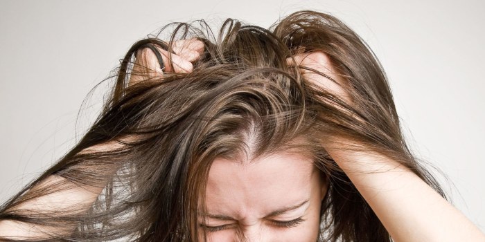Wypadanie włosów u kobiet - jak przestać, co robić: szampony, olejki, maski, kompleksy witaminowe