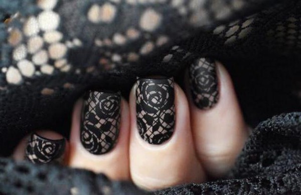 Conception d'ongles en noir, avec vernis noir, or, argent, strass. Nouveaux objets et photos