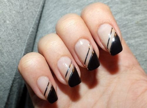 Diseño de uñas en color negro, con barniz negro, dorado, plateado, pedrería. Nuevos artículos y fotos