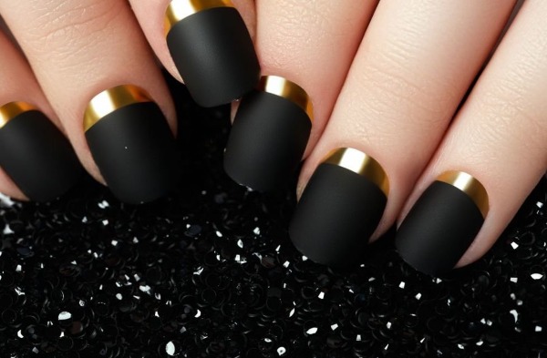 Diseño de uñas en color negro, con barniz negro, dorado, plateado, pedrería. Nuevos artículos y fotos