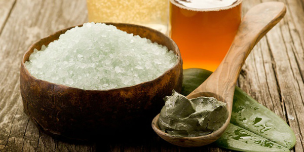 Chà xát với muối để trị rụng tóc. Công thức nấu ăn với dầu, đất sét, muối biển. Cách pha chế và sử dụng tại nhà