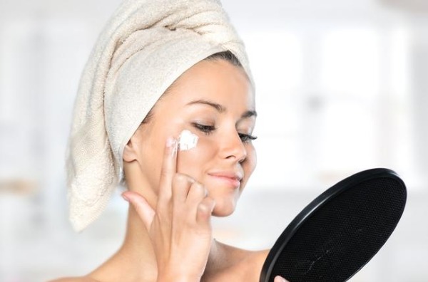 Viên nang vitamin E. Hướng dẫn sử dụng cho da mặt, tóc, móng, mụn, vùng da quanh mắt, ở dạng nguyên chất, hãng nào tốt hơn