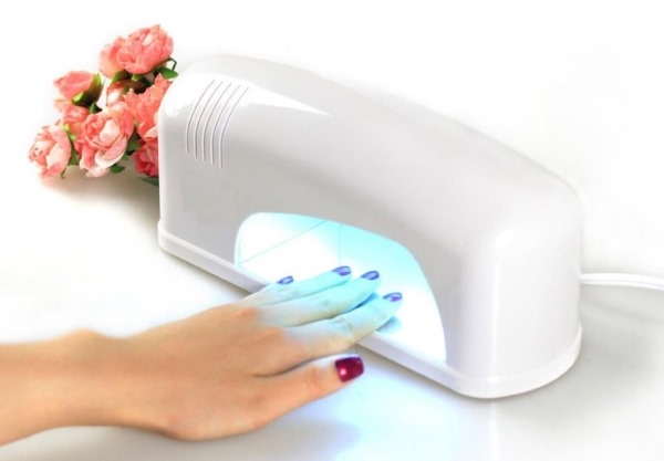 Cách nhanh chóng làm khô sơn gel trên móng tay mà không cần máy sấy tóc, bàn ủi, đèn tại nhà