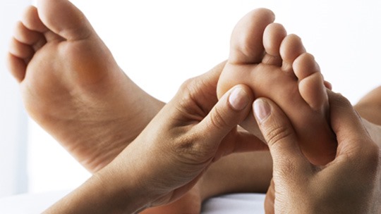 Kỹ thuật massage chân: các quy tắc và video bài học.Học bằng hình ảnh với giải thích: Thái, Trung Quốc, tại chỗ