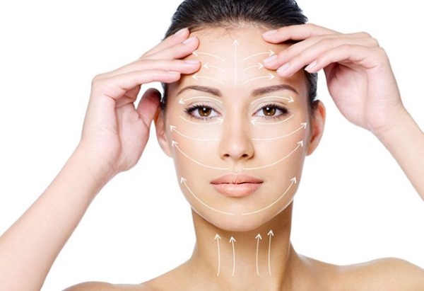 Làm sạch da mặt bằng tay bởi một chuyên gia làm đẹp. Nó là gì, các loại, cách chúng hoạt động, ưu và nhược điểm, giá cả