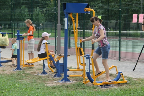 Szabadtéri sporttornák a parkban. Hogyan kell helyesen, elliptikusan, erővel, lépéssel csinálni?