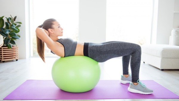 Ćwiczenia na mięśnie skośne brzucha dla kobiet w domu, na siłowni