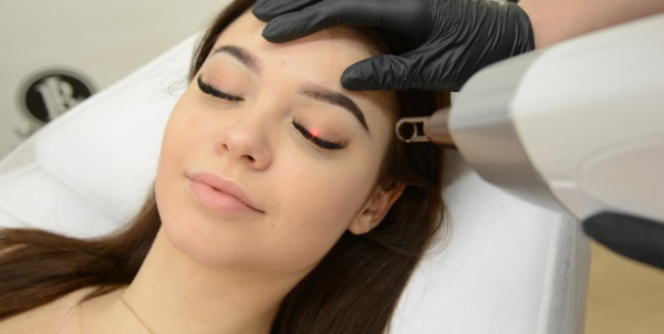 Élimination au laser du maquillage permanent (tatouage) des sourcils, des lèvres, des paupières