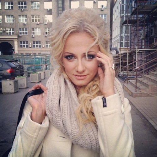 Polina Maksimova. Gorące zdjęcia w stroju kąpielowym, przed i po operacji plastycznej, odchudzanie
